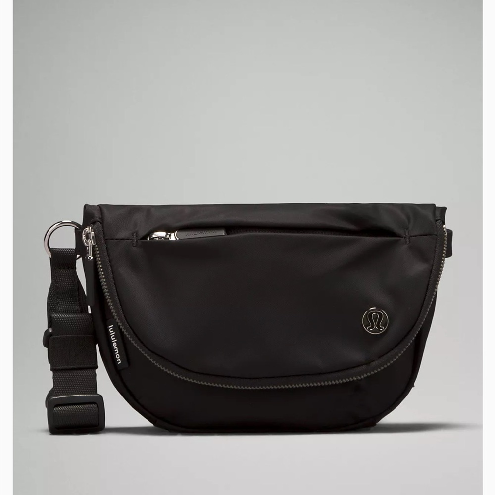 LuluLemon Black Belt Bag Sleek Design - All Night Festival Bag
Micro 2L